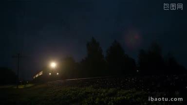 夜景中，一列灯火通明的<strong>火车</strong>快速驶过农村地区